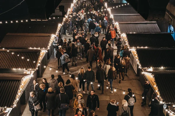 Hög vinkel syn på människor i promenader vid båsen på Southbank — Stockfoto