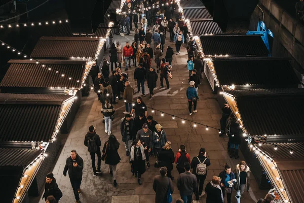 Vista de alto ângulo de pessoas caminhando pelas barracas em Southbank — Fotografia de Stock