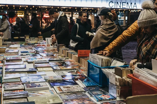 Leute stöbern in Büchern auf dem Second-Hand-Buchmarkt in Southbank, l — Stockfoto