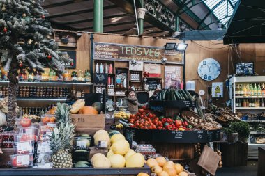 Borough Market, Londra 'daki Ted Sebze Dükkanı' nda çalışan bir kadın.