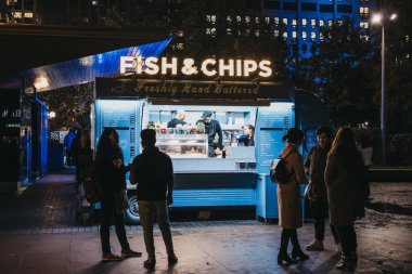 Londra 'daki Southbank Merkez Kış Pazarı' nda balık ve cips tezgahı var., 
