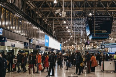 Waterloo tren istasyonunda yürüyen insanlar, Uk.