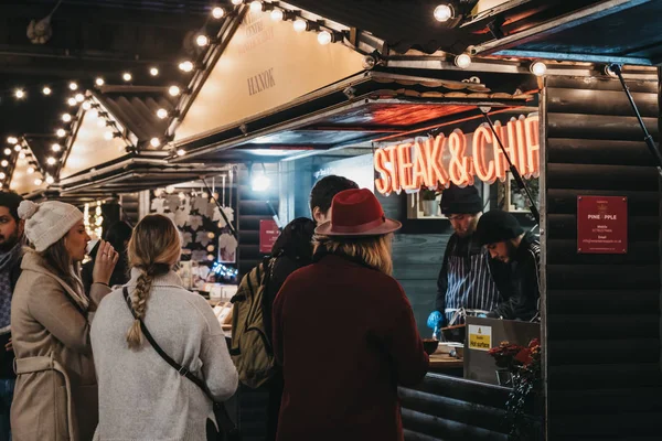 Lidé si objednávají jídlo ze stánku se steaky a hranolky v Southbank Centre W — Stock fotografie