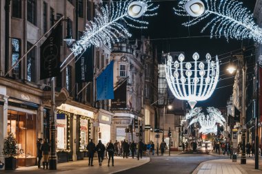 Bond Caddesi 'ndeki Noel süsleri, Londra, Uk, yürüyen insanlar.