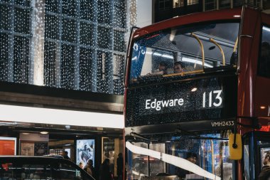 113 numaralı kırmızı çift katlı otobüs Oxford Stree 'deki Edgware' e doğru gidiyor.