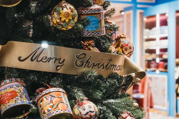 Árbol de Navidad con decoraciones de diseño en el escaparate de una tienda —  Fotos de Stock