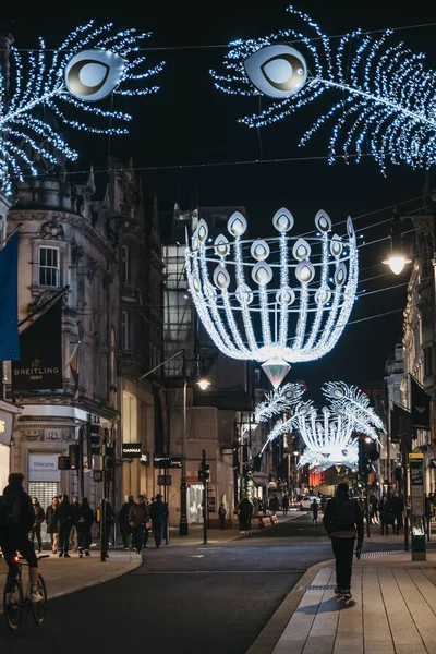 Świąteczne dekoracje na Bond Street, Londyn, Wielka Brytania, ludzie spacerujący — Zdjęcie stockowe