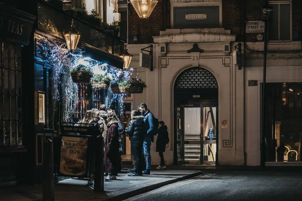 Люди, стоящие и пьющие возле паба "Герцог Йоркский" в Лоне — стоковое фото