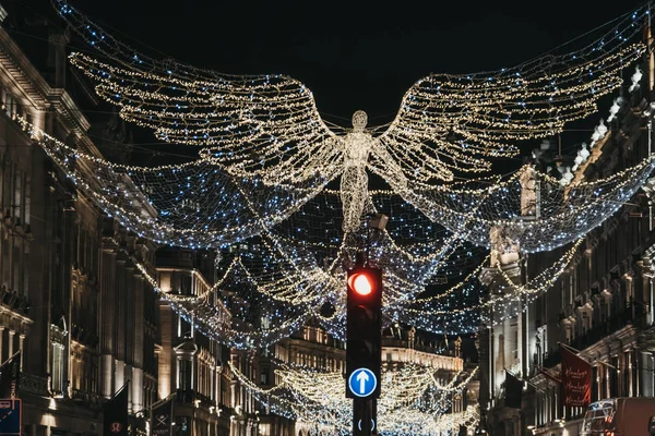 Anioł Boże Narodzenie światła i dekoracje na Regent Street w e — Zdjęcie stockowe