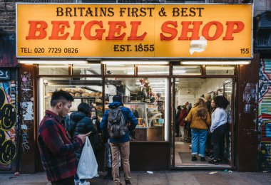 Brick Lane, Londra 'daki Beigel Shop cephesinde insanlar içeri giriyor. 