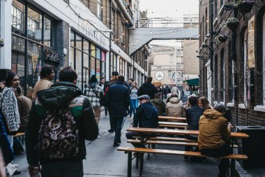 İnsanlar Dray Yürüyüşü 'nde Brick Lane' den Elys Yard 'a doğru yürüyorlar.