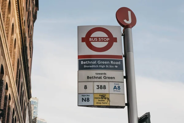Закрытие знака автобусной остановки на Bethnal Green Road, Лондон, Великобритания . — стоковое фото