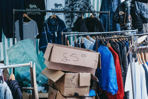 Vintage clothes in boxes and on racks on sale at Brick Lane Mark — Stock Photo, Image