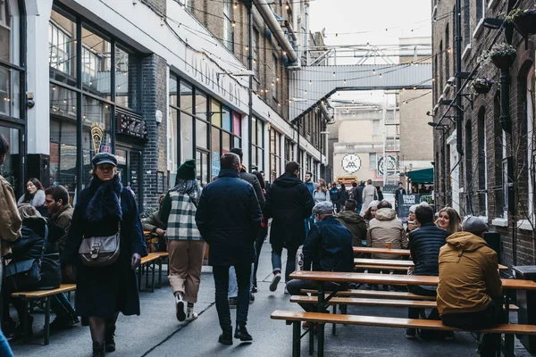 Pessoas andando em Dray Walk em direção a Elys Yard fora de Brick Lane, Ea — Fotografia de Stock