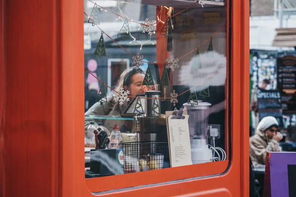 Comida stall com decorações de Natal em Elys Yard apenas fora Bric — Fotografia de Stock