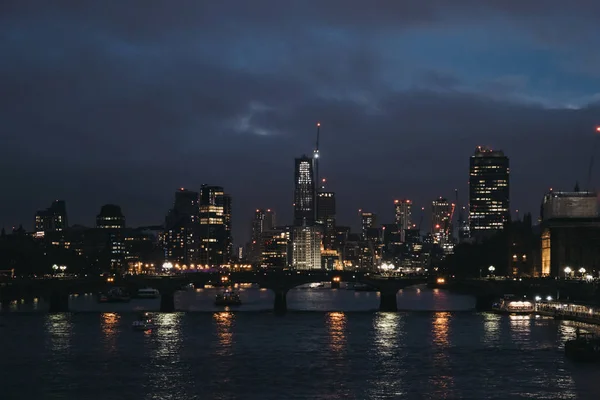 Londons Skyline und Sehenswürdigkeiten von der Millennium Bridge, in der Nacht, u — Stockfoto