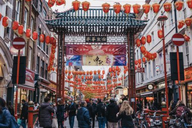 Çin Mahallesi, Londra, Uk 'taki Çin Mahallesi Kapısı' ndan geçenler.