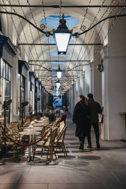 Royal Opera Arcade, Londra, Uk 'taki bir restoranın açık masaları.