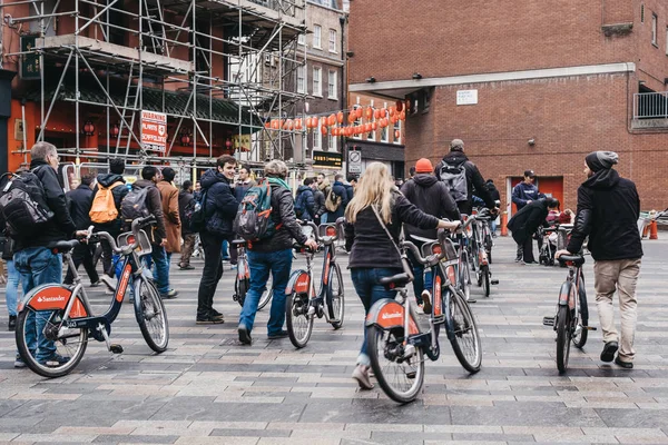 Pessoas com ciclos Santander em Chinatown, Londres, Reino Unido, motion bl — Fotografia de Stock