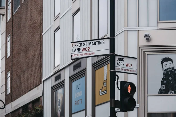 Street name signs on a corner of Long Acre and Upper St Martins — 图库照片