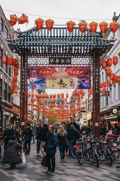Люди, идущие мимо Китайских ворот в Чайнатауне, Лондон, Великобритания . — стоковое фото