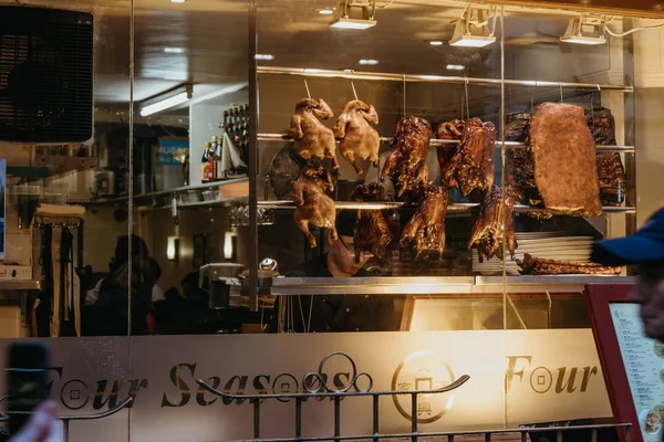 Çin Mahallesi, Londra, Uk 'taki restoranın vitrininde ördek pişirdim. — Stok fotoğraf
