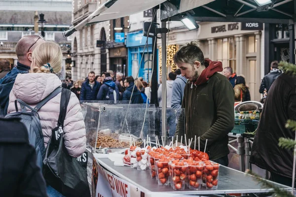 Seller and customers at a fresh food stall in Covent Garden Mark — Stock Photo, Image