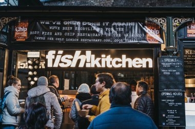 Londra, Uk - 29 Kasım 2019: Borough Market 'teki Balık Mutfağı tezgahı, Londra' nın en büyük ve en eski gıda pazarlarından biri..