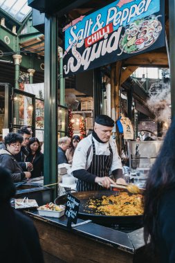 Londra, Uk - 29 Kasım 2019: Londra 'nın en büyük ve en eski gıda pazarlarından biri olan Borough Market' te paella satan kişi.