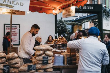 Londra, Uk - 29 Kasım 2019: Borough Market 'teki Bread Ahead tezgahında ekşi ekmek ve hamur işleri, Londra' nın en büyük ve en eski gıda pazarlarından biri..