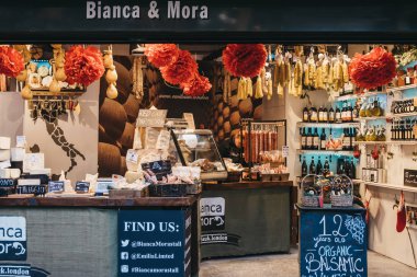 Londra, Uk - 29 Kasım 2019: Londra 'nın en büyük ve en eski gıda pazarlarından biri olan Borough Market' teki Bianca & Mora peynir ve şarküteri standı.