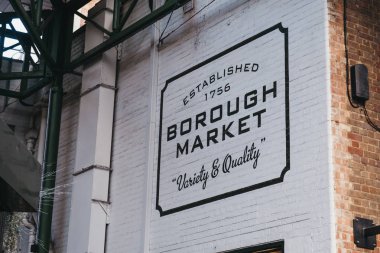Londra, Uk - 29 Kasım 2019: Londra 'nın en büyük ve en eski gıda pazarlarından biri olan Borough Market' in duvarında büyük bir tabela.