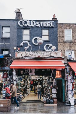 Londra, Uk - 26 Kasım 2019: Camden Town, Londra 'daki Cold Steel mağazası, pazar ve gece hayatı ile ünlü ve turistler, gençler ve serseriler tarafından popüler bir yer..