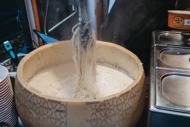 Londra, Uk - 26 Kasım 2019: Londra 'nın en işlek perakende satış merkezlerinden biri olan Londra' daki The Cheese Wheel standında makarna pişiren adam.