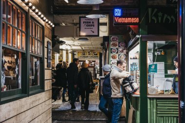 Londra, Uk - 26 Kasım 2019: Adam Camden Market, Londra 'daki bir Vietnam standından yemek sipariş ediyor. 1974 'te 16 tezgahla başlayan Camden Market, Londra' nın en işlek perakende satış merkezlerinden biri..
