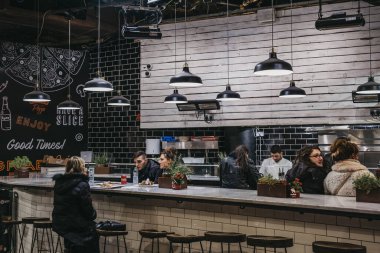 Londra, Uk - 26 Kasım 2019: Camden Market 'te bir kafe içindeki insanlar, popüler bir turizm merkezi ve Londra' nın en işlek perakende mağazası, Uk.
