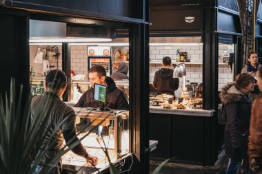 Londra, Uk - 26 Kasım 2019: Londra 'nın en işlek perakende satış merkezlerinden biri olan Camden Market' teki gıda tezgahlarının oradaki insanlar.