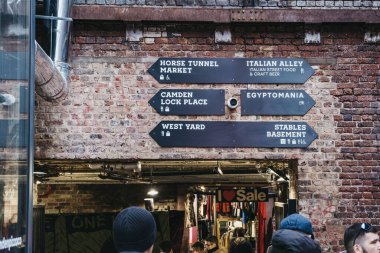 Londra, Uk - 26 Kasım 2019: Camden Market 'teki yön tabelaları, popüler bir turizm merkezi ve Londra' nın en işlek perakende mağazası, Uk. Seçici odak.