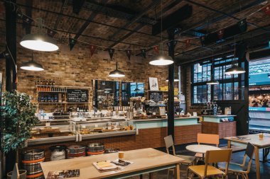 Londra, Uk - 26 Kasım 2019 Camden Grocer 'ın içi, Camdens Stables Market, Londra, Uk' ta lüks bir şarküteri ve kafe..