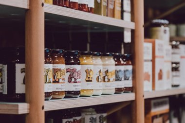 Londra, Uk - 26 Kasım 2019 Camden Market, Londra, Uk 'ta lüks bir market ve kafe olan Camden Grocer' da satışta olan turşu kavanozları. Seçici odak.