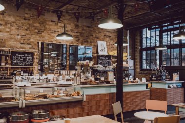 Londra, Uk - 26 Kasım 2019 Camden Grocer 'ın içi, Camdens Stables Market, Londra, Uk' ta lüks bir şarküteri ve kafe..