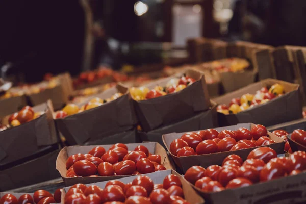 Punnets Tomates Rouges Jaunes Fraîches Vente Sur Marché Rue Accent — Photo