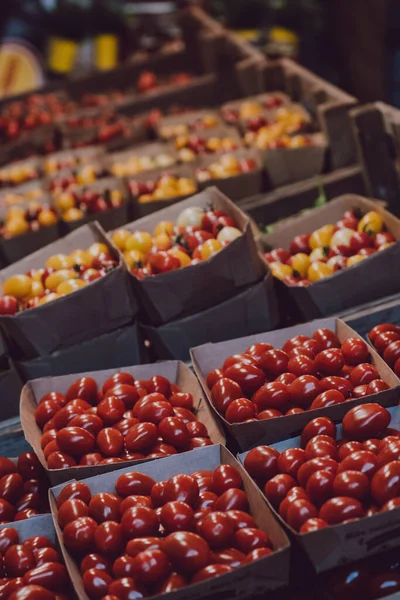 ストリートマーケットで販売されている新鮮な赤と黄色のトマトのパンツ 選択的な焦点 — ストック写真