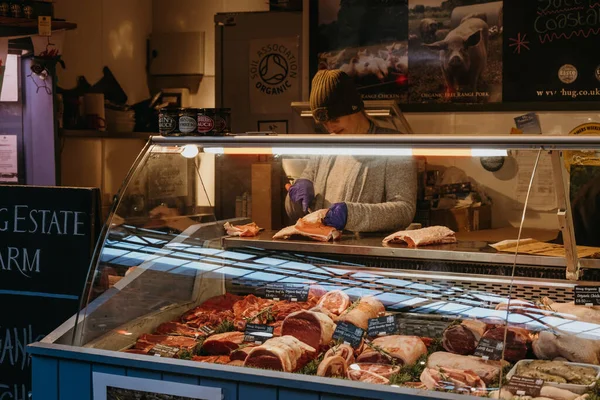 London November 2019 Vrouw Die Vlees Snijdt Aan Een Vlees — Stockfoto