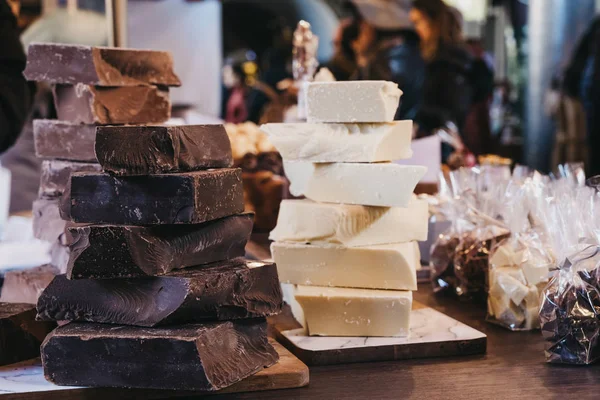 Platten Aus Weißer Schokolade Und Vollmilchschokolade Auf Einem Wochenmarkt Selektiver — Stockfoto