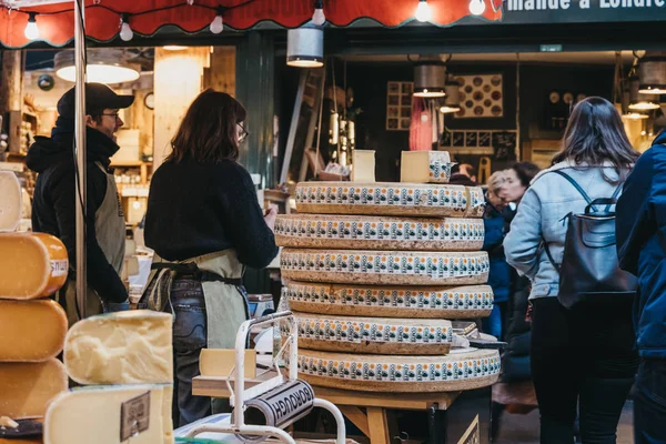Londra, Uk - 29 Kasım 2019: Londra 'nın en büyük ve en eski gıda pazarlarından biri olan Borough Market' te satışta olan peynir çarkları. Seçici odak.