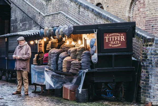 London November 2019 Seller Traditional English Titfer Hats Stall Camden — Stock Photo, Image