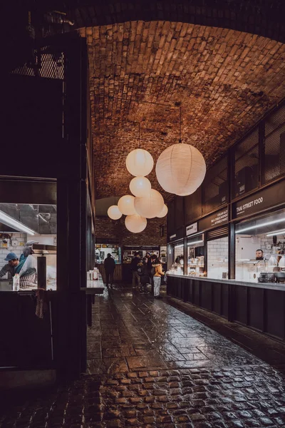 Londres Reino Unido Noviembre 2019 Filas Puestos Comida Dentro Camden — Foto de Stock