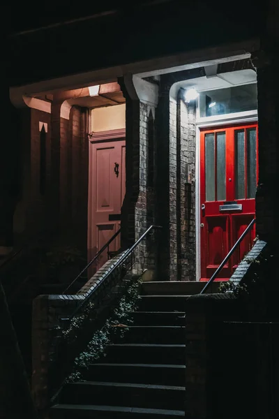 Farbenfrohe Leuchtend Rote Tür Einer Fassade Eines Traditionellen Englischen Hauses — Stockfoto