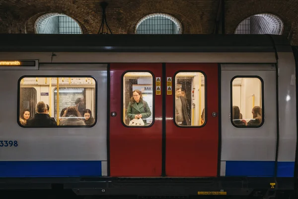 London November 2019 Metro Van Londen Een Perron Mensen Door — Stockfoto